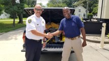 Imagen de Un bombero de Estados Unidos de visita y con donaciones en San Martín de los Andes