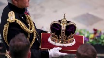 Imagen de Coronación de Carlos III: las dos coronas que porta el rey de Reino Unido