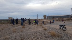 Vecinos de Centenario cortaron un acceso a la Ruta 7, reclamando servicios