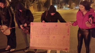 Reclaman en las calles por la construcción de un edificio para su escuela secundaria en Neuquén 