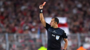 Un 5 a lo Ponzio, le decían el Pulpo y las rojas por doble amarilla: así jugaba el árbitro Darío Herrera
