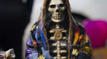Imagen de Cómo es el culto a San La Muerte, el santo del que es devota Morena Rial