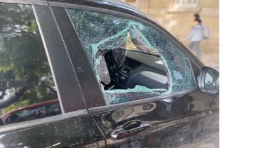 La camioneta del diplomático francés con el vidrio roto. 