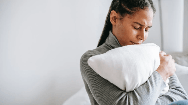 Las personas afectadas también experimentan náuseas, vómitos, fiebre, hemorragias anormales y flujo vaginal anómalo. 