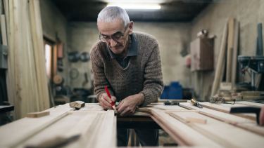 La expectativa de vida aumentó y algunas personas optan por seguir trabajando antes que jubilarse.