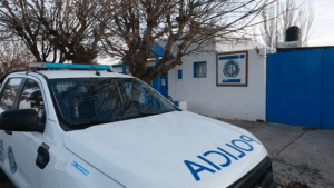 Descubren a un alumno con un arma de fuego y marihuana en una escuela de Roca