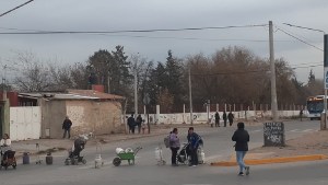 Cortaron el Metrobus de Neuquén porque el camión garrafero no pasó