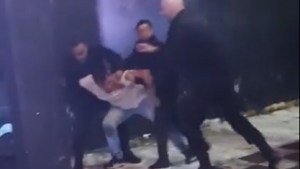 Video: personal de seguridad de un boliche golpeó a un joven en Cinco Saltos