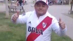 Las apuestas se pagan: un hincha de Boca desfiló vestido de River en el centro de Cipolletti