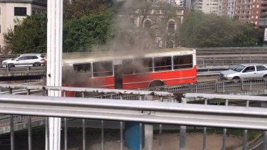 El micro transportaba a un total de 38 niños y niñas del jardín de infantes N°6 de Olivos, que pudieron ser evacuados junto a las docentes antes de que las llaman consumieran a todo el colectivo.