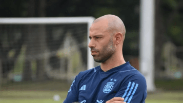 Javier Mascherano piensa qué equipo saldrá a disputar la clasificación contra Guatemala. Foto Archivo.