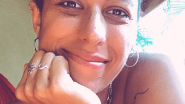 Joven neuquina pide ayuda para continuar su tratamiento contra el cáncer. 