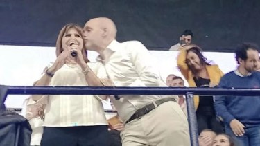 El beso de la paz: luego hubo definición de candidatos. 