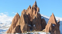 Imagen de Fue a esta joya del norte neuquino cuando caía la nieve y filmó esta maravilla