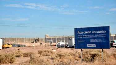 El cartel de la obra donde se construye el lugar de encierro para 26 personas. (Matías Subat)