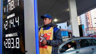 Aumento de combustibles: la nafta subió menos que la inflación del país  