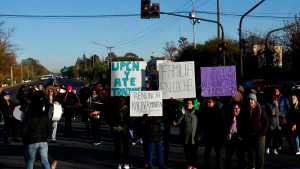 Trabajadores de Desarrollo Social levantan el corte de ruta pero endurecerán la protesta