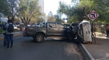 Imagen de Chocó a dos vehículos estacionados y causó un vuelco en el alto de Neuquén