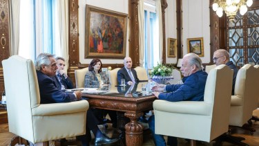 Alberto Fernández con Andrés Rodríguez, de UPCN. 