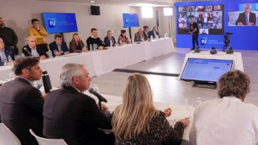 La cúpula del PJ reunida en el Consejo del peronismo que llamó al Congreso de mañana. 