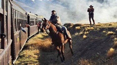 Espectacular recreación de los asaltos a La Trochita cerca de Esquel. Salió tan bien que ya piensan en el próximo "atraco" de Coyote Kid y sus bandoleros. Fotos: Gentileza Facebook La Trochita Chubut
