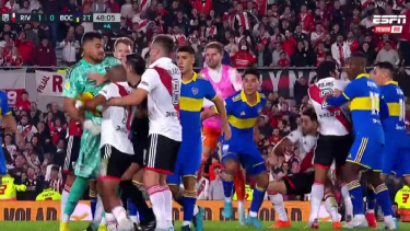 La gran polémica del Superclásico: penal de Sández, gol de Borja y final escandaloso
