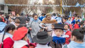 En fotos: un 25 de Mayo y Día de la Patria a todo color en Roca