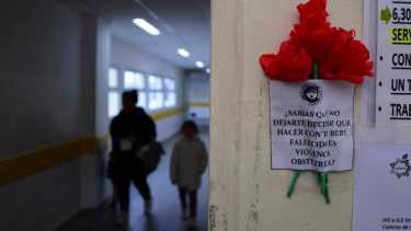 Flores rojas en Roca contra la violencia obstétrica en la Semana del Parto Respetado. Foto: Alejandro Carnevale