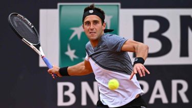 El platense Etcheverry no pudo contra su ídolo, Novak Djokovic.