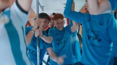 El spot busca incentivar a los hinchas argentinos a apoyar a los juveniles en el certamen más importante de la categoría.

