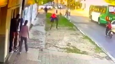 El ladrón sufrió una quebradura producto de la patada. 