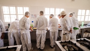 Qué empresas generan trabajo para personas que están o estuvieron privadas de la libertad