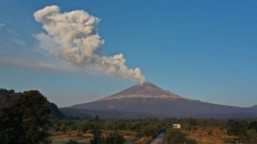 El volcán seguía exhalando vapor de agua, gases y ceniza, según el más reciente reporte del Centro Nacional de Prevención de Desastres.