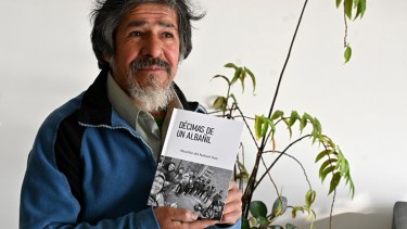 Abel Almendra, orgulloso exhibe con su primer libro, que ya se agotó, pero en poco tiempo llega una segunda edición para la venta. Foto: Chino Leiva
