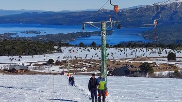 Maravillosa vista en Villa Pehuenia. Así es el parque de nieve Batea Mahuida.