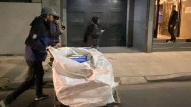 Juan Gabrois llevó sus avales en un carro de cartonero. Foto captura