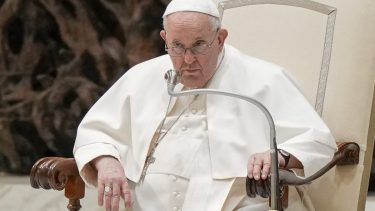 El papa Francisco se someterá a una operación de abdomen y quedará internado varios días