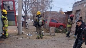 Heroica actuación de un policía en Cipolletti: salvó a un joven durante el incendio de una casa