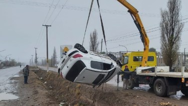 Esta mañana retiraron el vehículo del canal. Foto: Gentileza.
