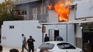 El fuego se inició alrededor de las 17, y en minutos, se extendió a todo el edificio. Foto: NA. 