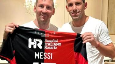 Los fanáticos esperan por la llegada de Lionel Messi al Coloso Del Parque.