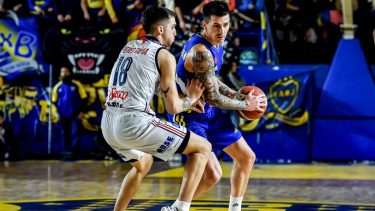 Pérez Tapia defiende a Schattmann, en el duelo de zonales de las Finales de la Liga Nacional.