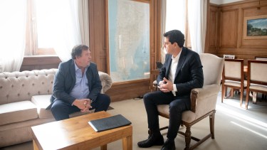 El gobernador electo, Alberto Weretilneck, y el ministro del Interior, Wado De Pedro, el jueves en Buenos Aires.