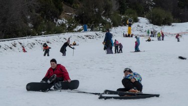 La base del cerro Catedral acumula 7 centímetros de nieve;mientras que en la cumbre hay unos 60 centímetros. Foto: Marcelo Martínez