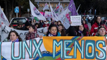 La marcha recorrió este viernes un extenso trayecto desde la zona este hasta el Centro Cívico de Bariloche. (Marcelo Martínez / Patagonia.
