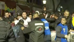 Desbordes e incidentes entre los hinchas de Colo Colo en la previa al partido con Boca