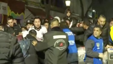 Desbordes de los hinchas de Colo Colo en el ingreso a la Bombonera