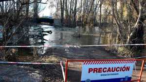 Crecida del río Neuquén: Centenario en alerta por nuevas erogaciones por la noche