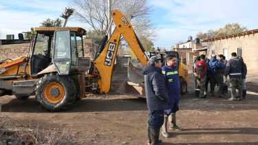 En los barrios de la ciudad trabajan para drenar el agua. Foto: Florencia Salto