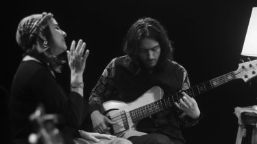 Marta & Andrés, un dúo de bajo y voz que nació de una invitación a tocar en un festival en Suiza y terminó en disco y gira por el país.